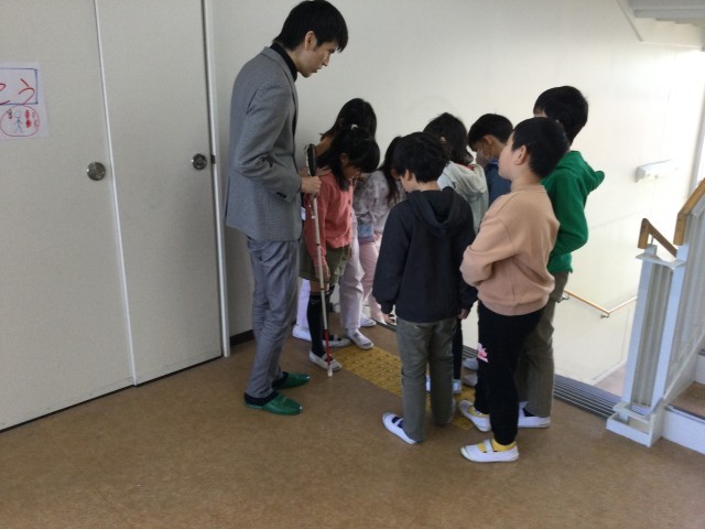 楽田小学校にも点字ブロックがありました。