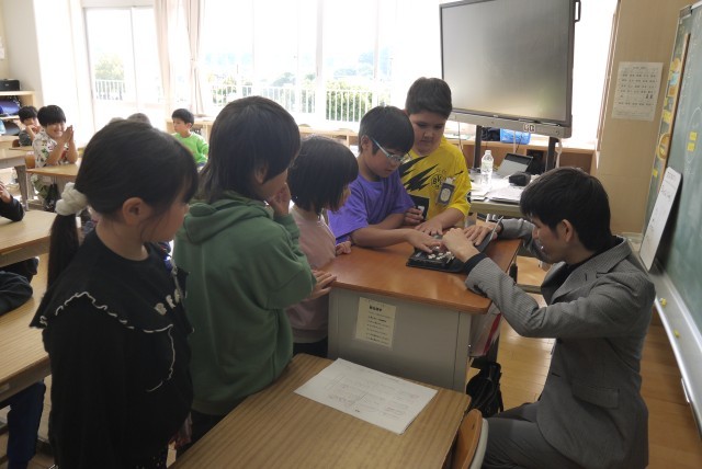 点字ディスプレーをさわらせてもらいました。