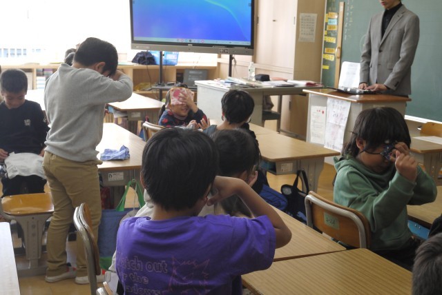 目が不自由な人は、じゃんけんどうやってするの？