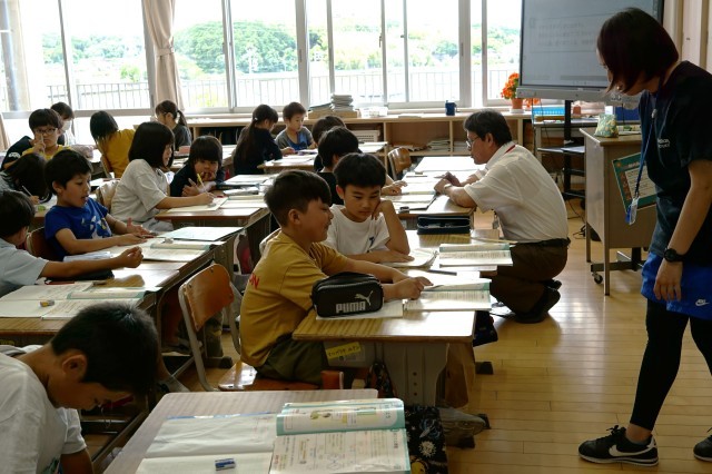 【１組】①ペアで算数の問題の解き方を説明し合います。