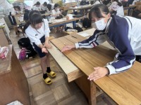 板に絵を描く様子