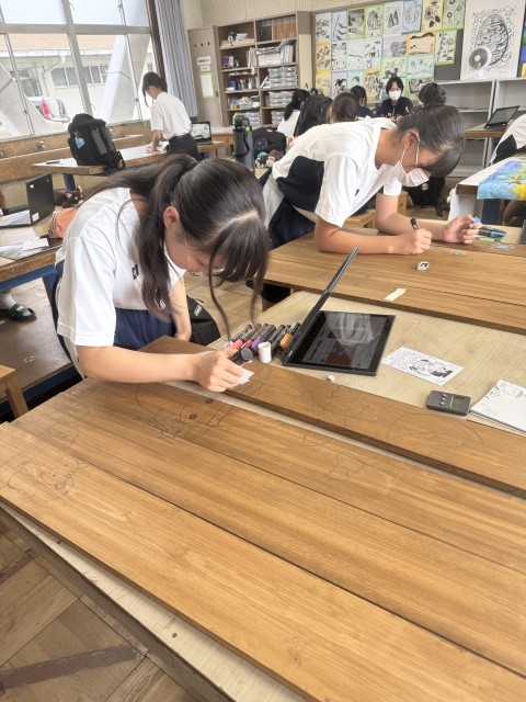 板に絵を描く様子